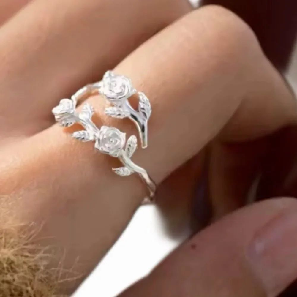 The delicate flower ring in sterling silver adjustable
